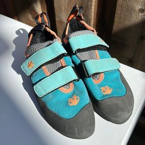 Women’s EVOLV Elektra climbing shoes in size 8